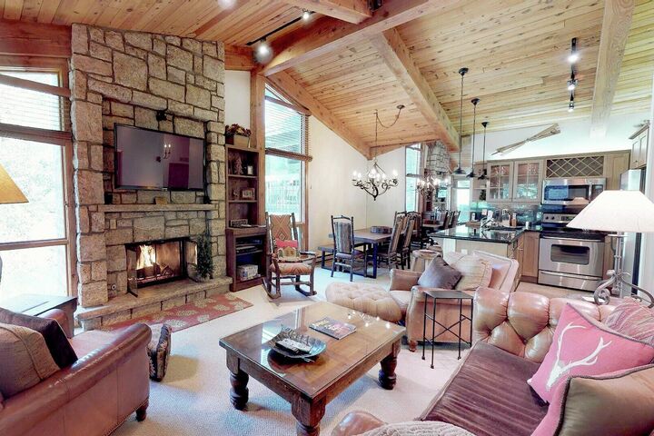#307 Summit - Living Area