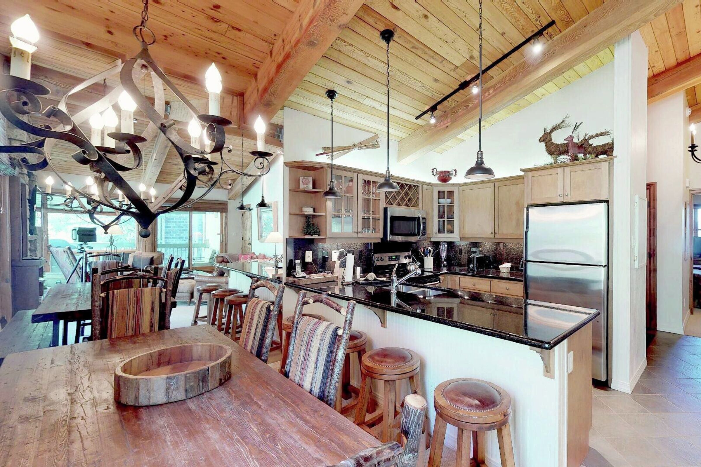 Dining Area & Kitchen