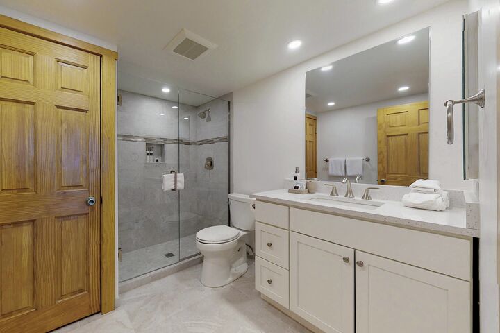 #208 Summit - Bathroom