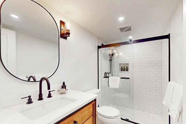 #601 Leaf - Bathroom