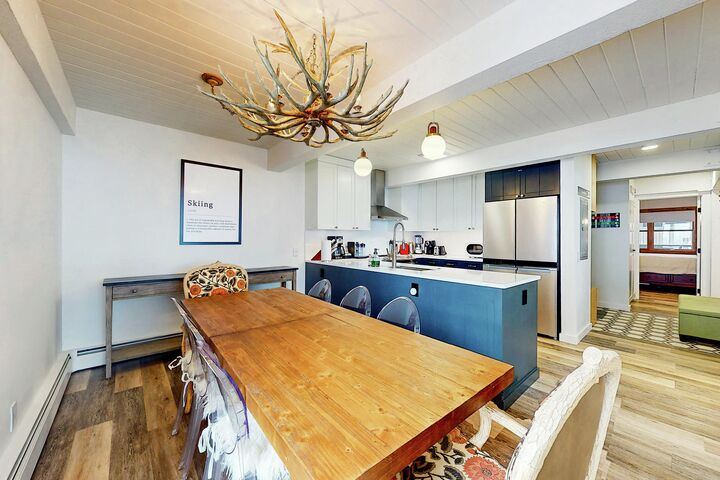 #601 Leaf - Dining Area & Kitchen