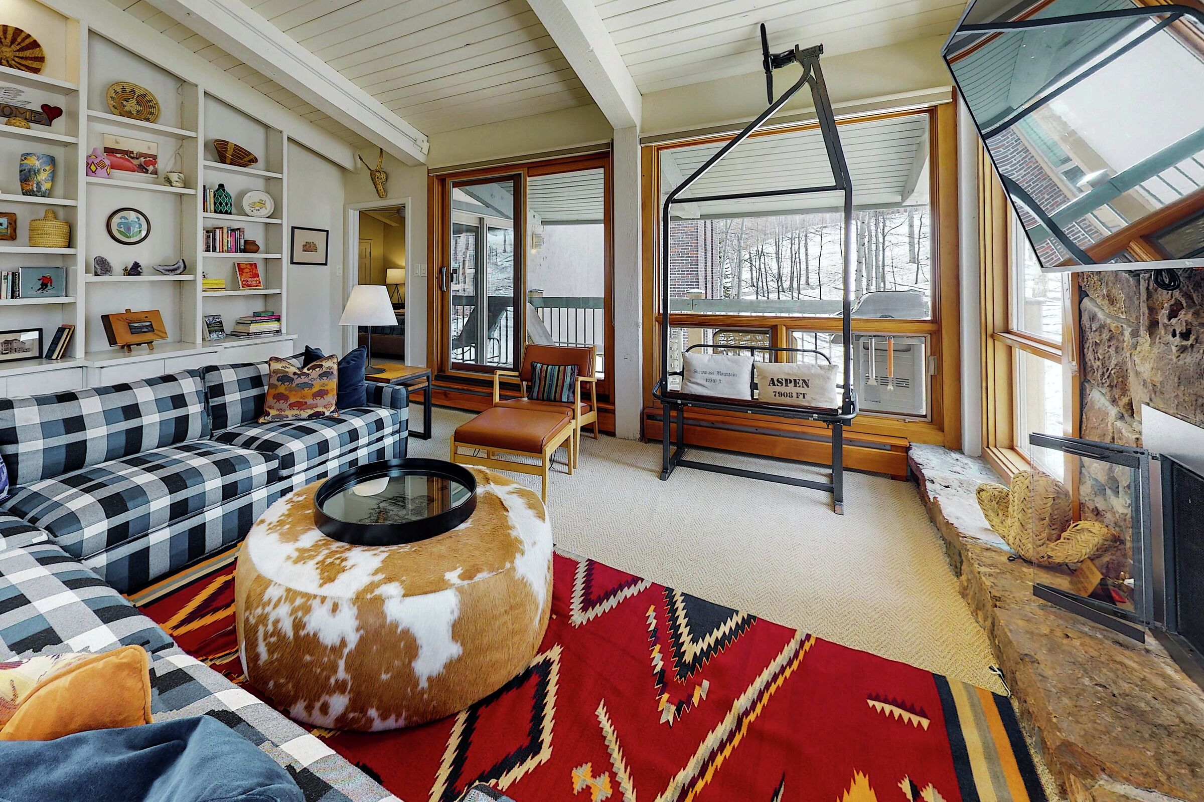 #903 Leaf - Living Area