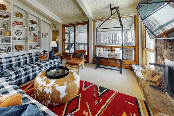 #903 Leaf - Living Area