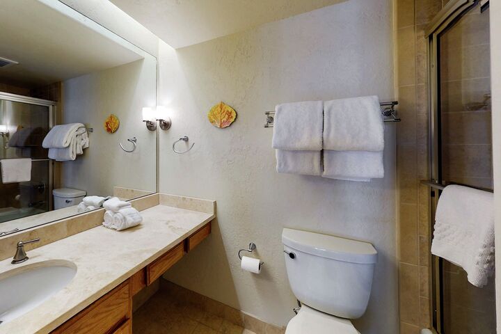 #903 Leaf - Master Ensuite Bathroom
