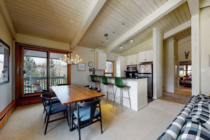 #903 Leaf - Dining Area & Kitchen
