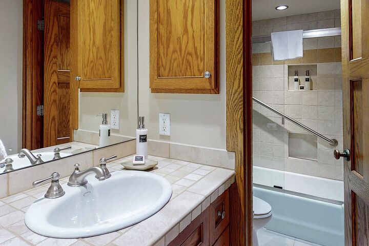 #301 Summit - Ensuite Bathroom