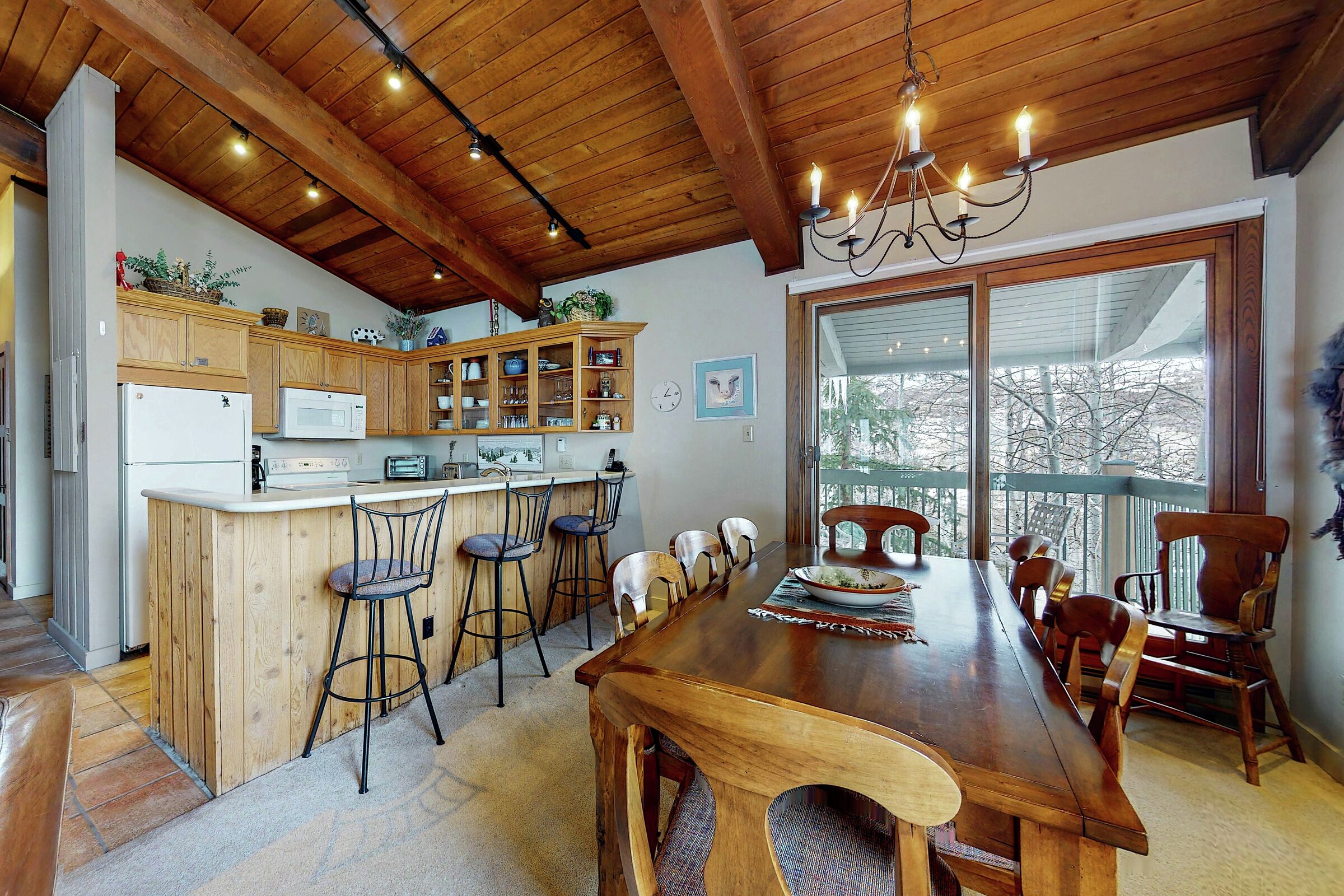 Dining Area & Kitchen