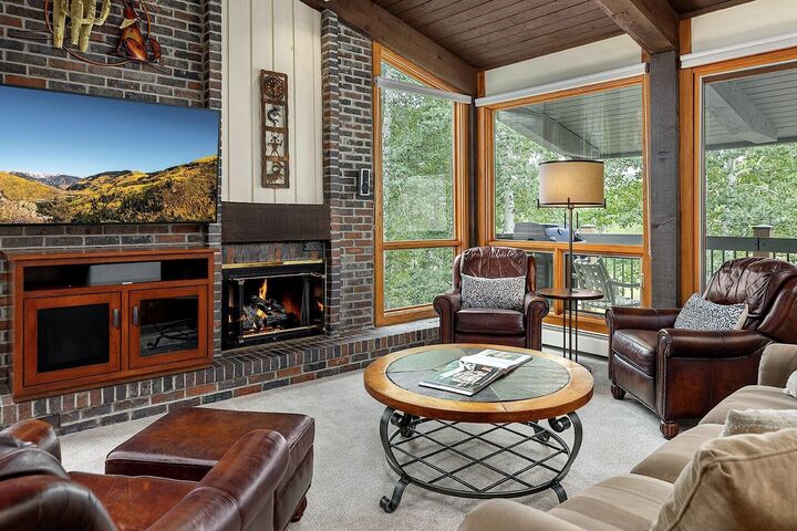 #403 Leaf - Living Area