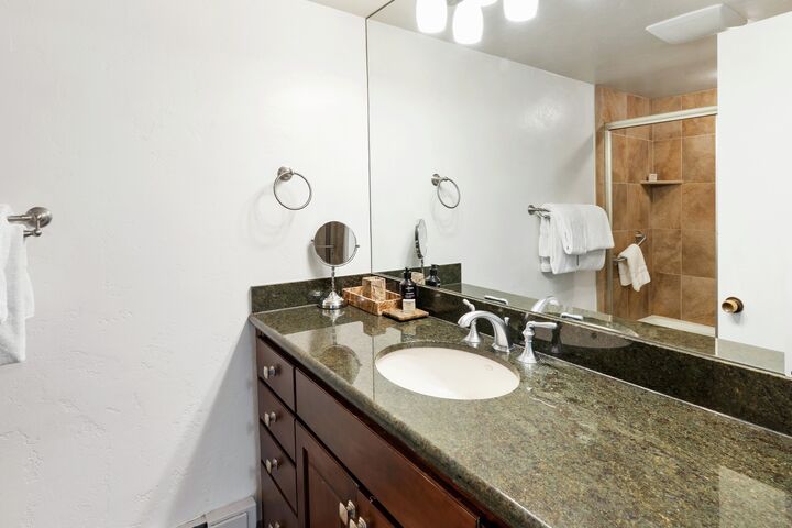 #102 Leaf - Bathroom