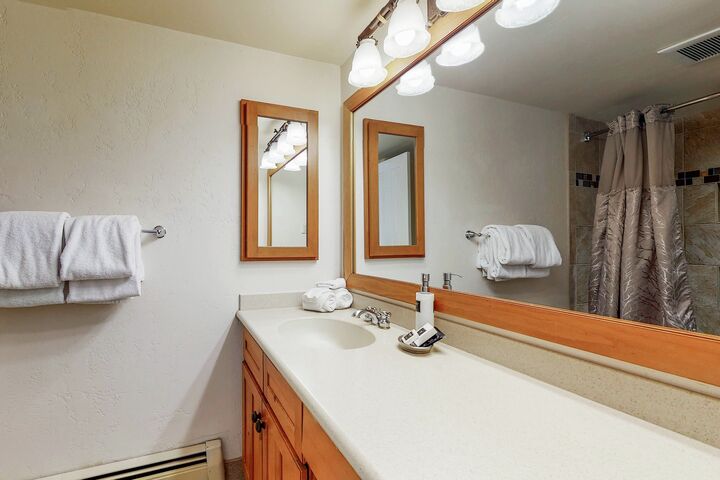 #502 Leaf - Master Ensuite Bathroom