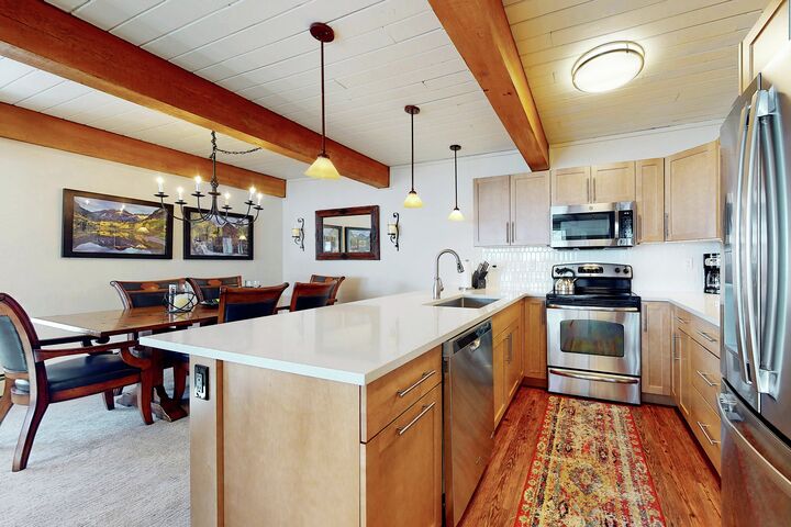 #502 Leaf - Dining Area & Kitchen