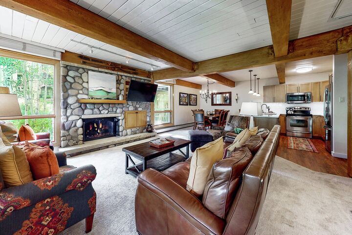#502 Leaf - Living Area