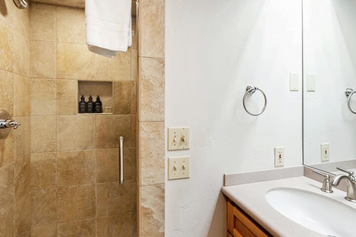 #401 Leaf - Bathroom