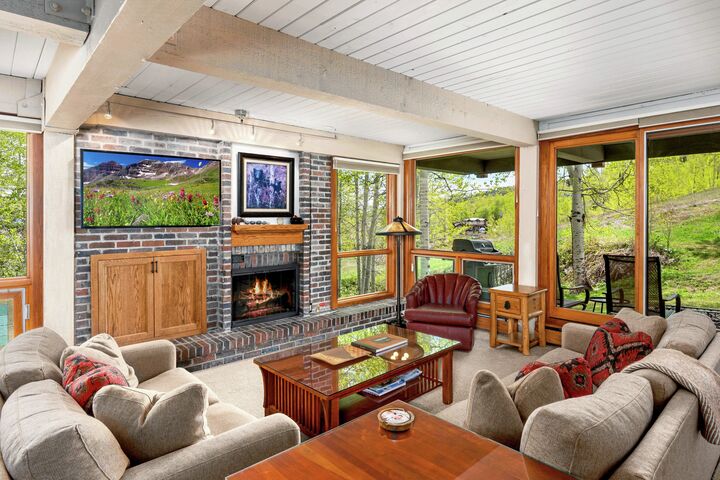 #401 Leaf - Living Area