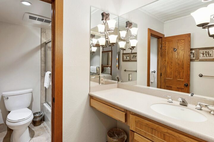 #401 Leaf - Bathroom