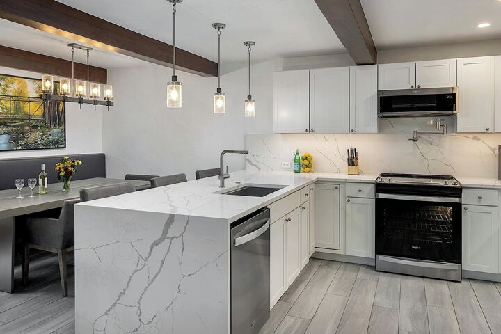 #501 Leaf - Dining Area & Kitchen