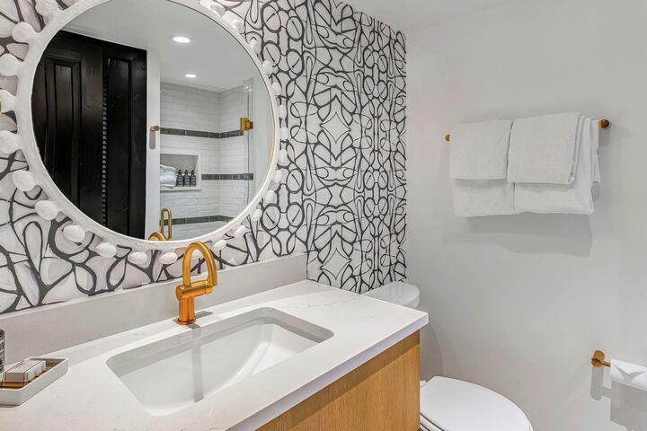 #902 Leaf - Bathroom