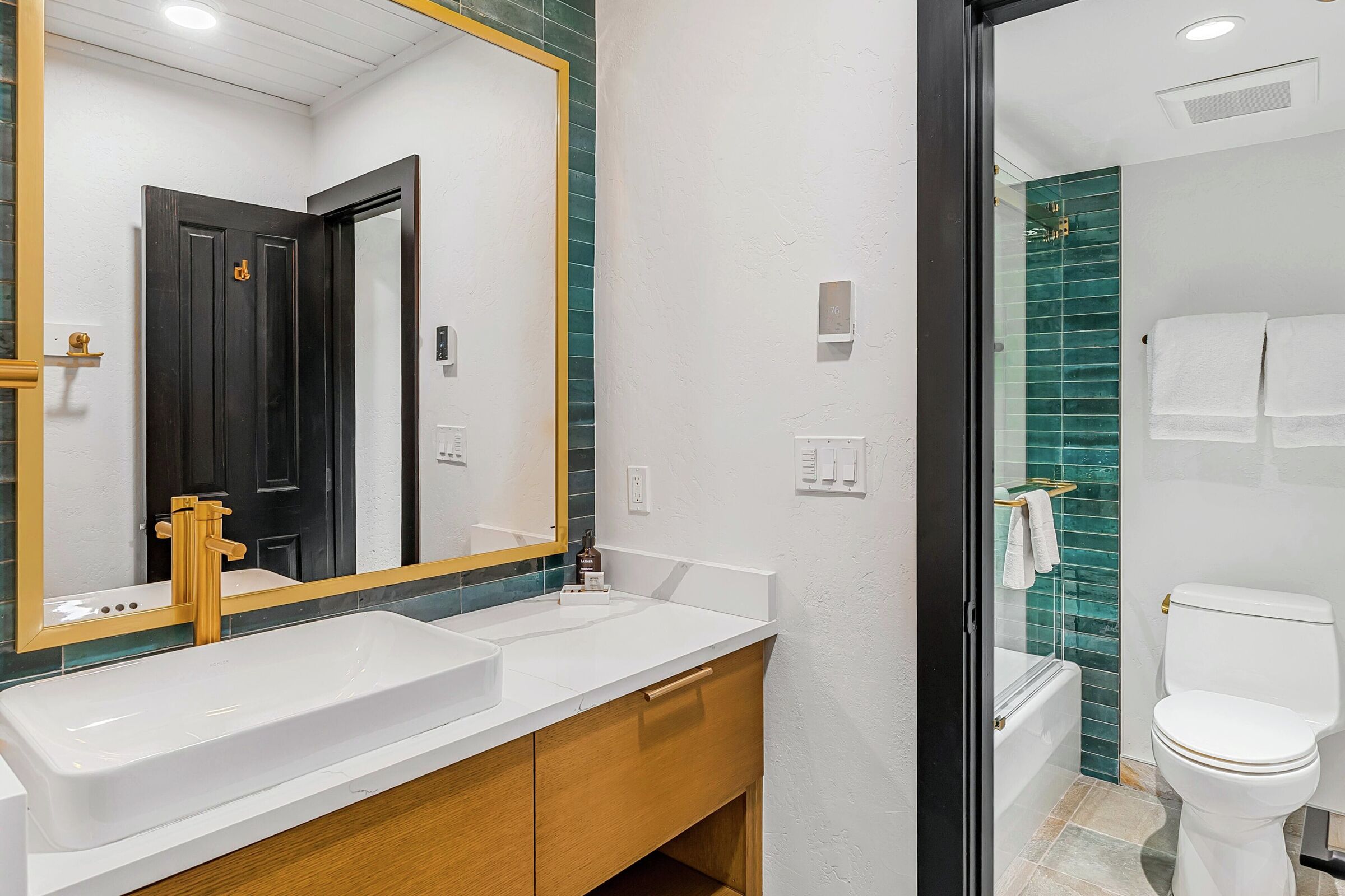 #902 Leaf - Bathroom