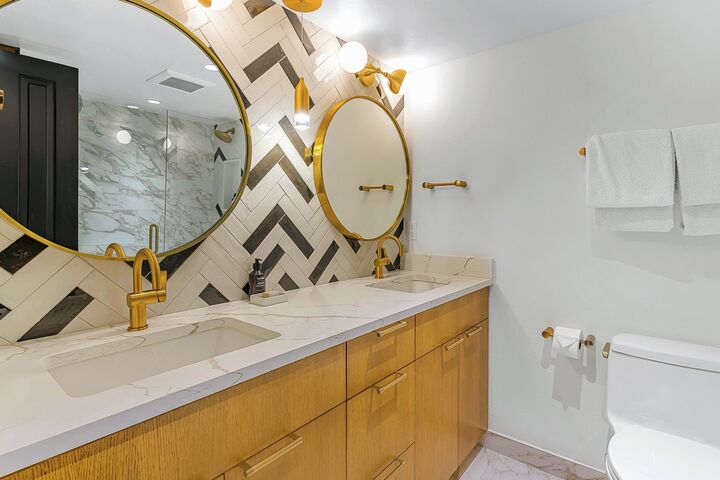 #902 Leaf - Bathroom