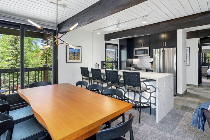 #902 Leaf - Dining Area & Kitchen