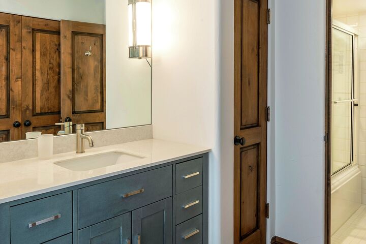 #204 Summit - Ensuite Bathroom