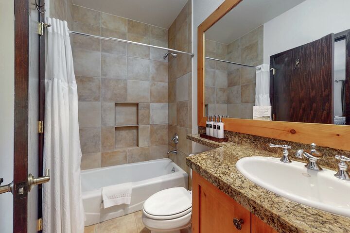 #1635 - Master Ensuite Bathroom