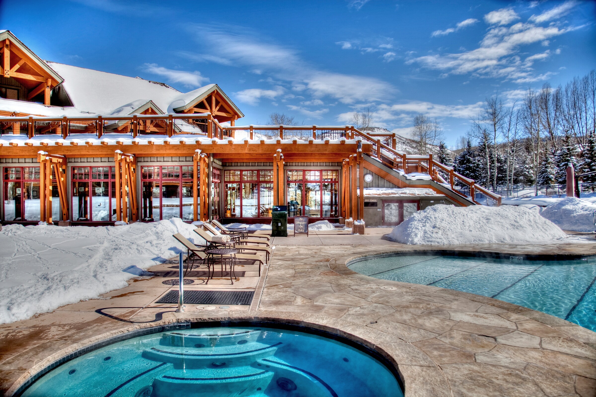 Outdoor Pool & Hot Tub