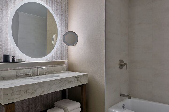 Slopeside King Guest Room Bathroom