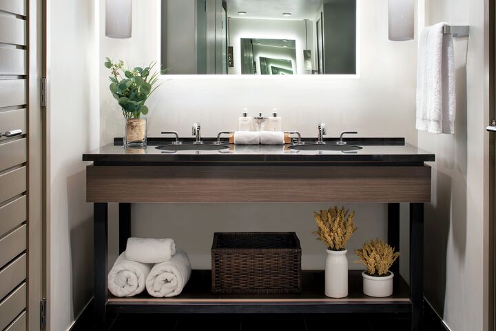 Pinnacle 2 Bdrm Premium Residence - Bathroom