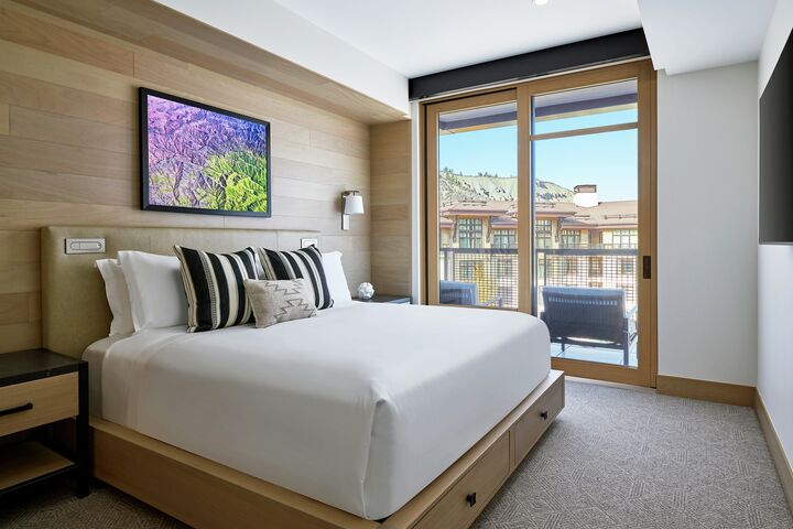Cirque 1 Bdrm Premium Residence - Bedroom