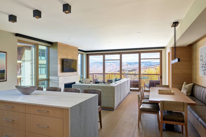 Cirque 2 Bdrm Den Residence - Living Area
