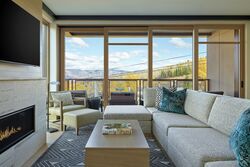 Cirque 2 Bdrm Den Residence - Living Area