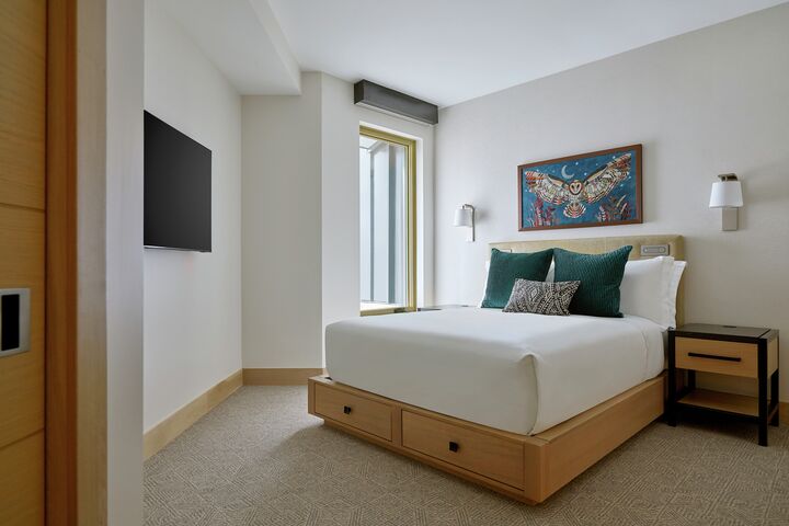 Cirque 3 Bdrm Den Penthouse - Bedroom