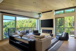 Cirque 4 Bdrm Den Penthouse - Living Area