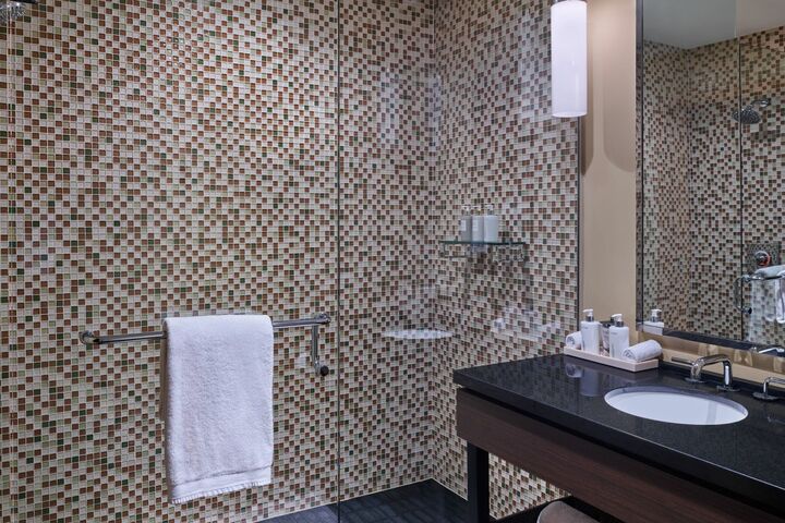 Pinnacle 1 Bdrm Plus Den Residence - Bathroom