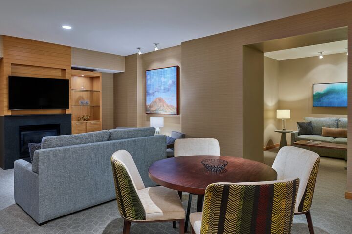 Pinnacle 1 Bdrm Plus Den Residence - Living Area