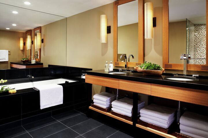 Pinnacle 4 Bdrm Residential Suite - Bathroom