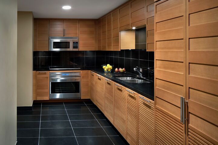 Pinnacle 4 Bdrm Residential Suite - Kitchen