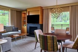 Pinnacle 2 Bdrm Residence - King & 2 Twins - Living Area