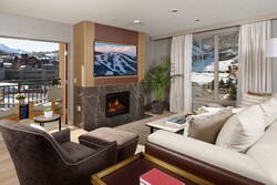 Pinnacle 3 Bdrm Penthouse - Living Room