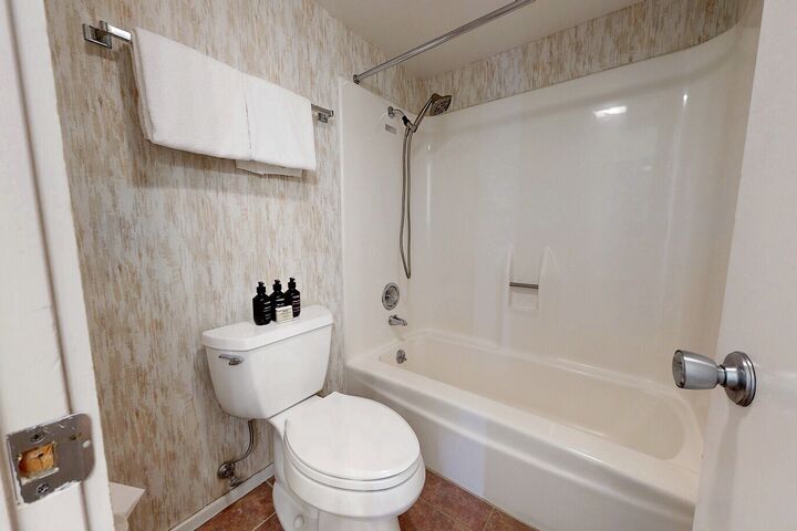 #L10 - Studio Bathroom