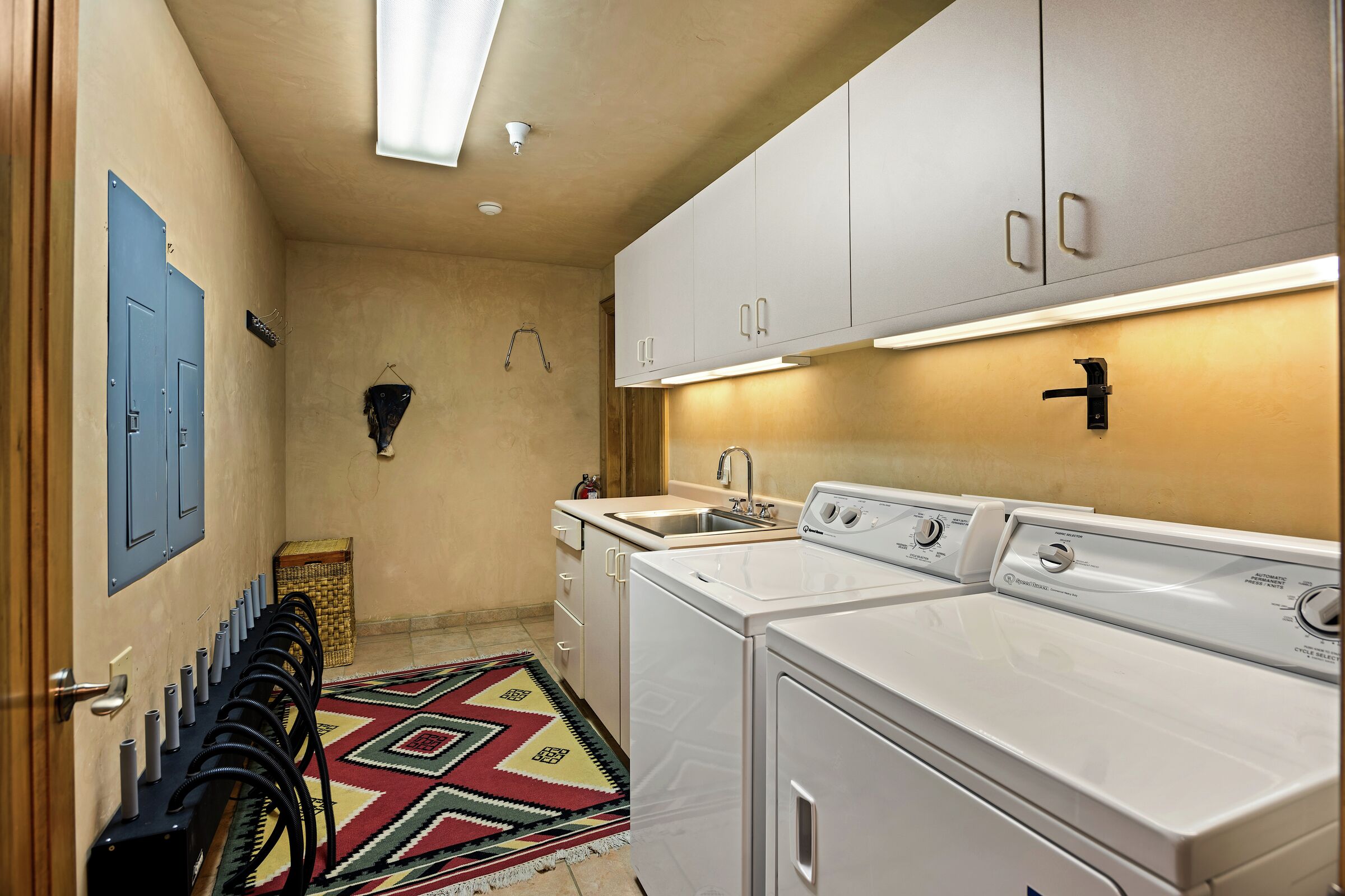 4 Bdrm Exceptional HT - Laundry Room