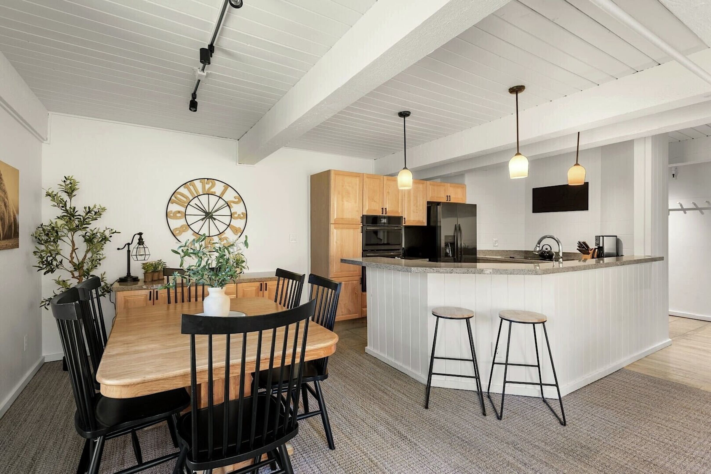 Dining Area & Kitchen