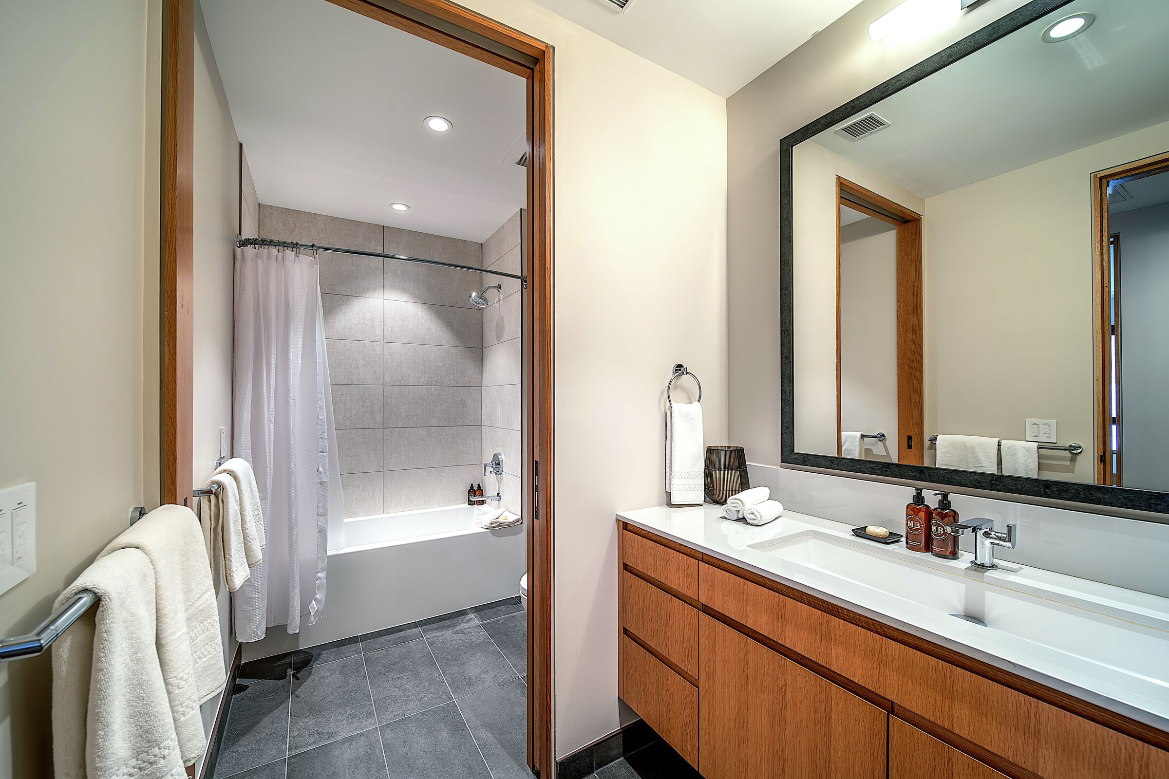 #506 East - Bathroom