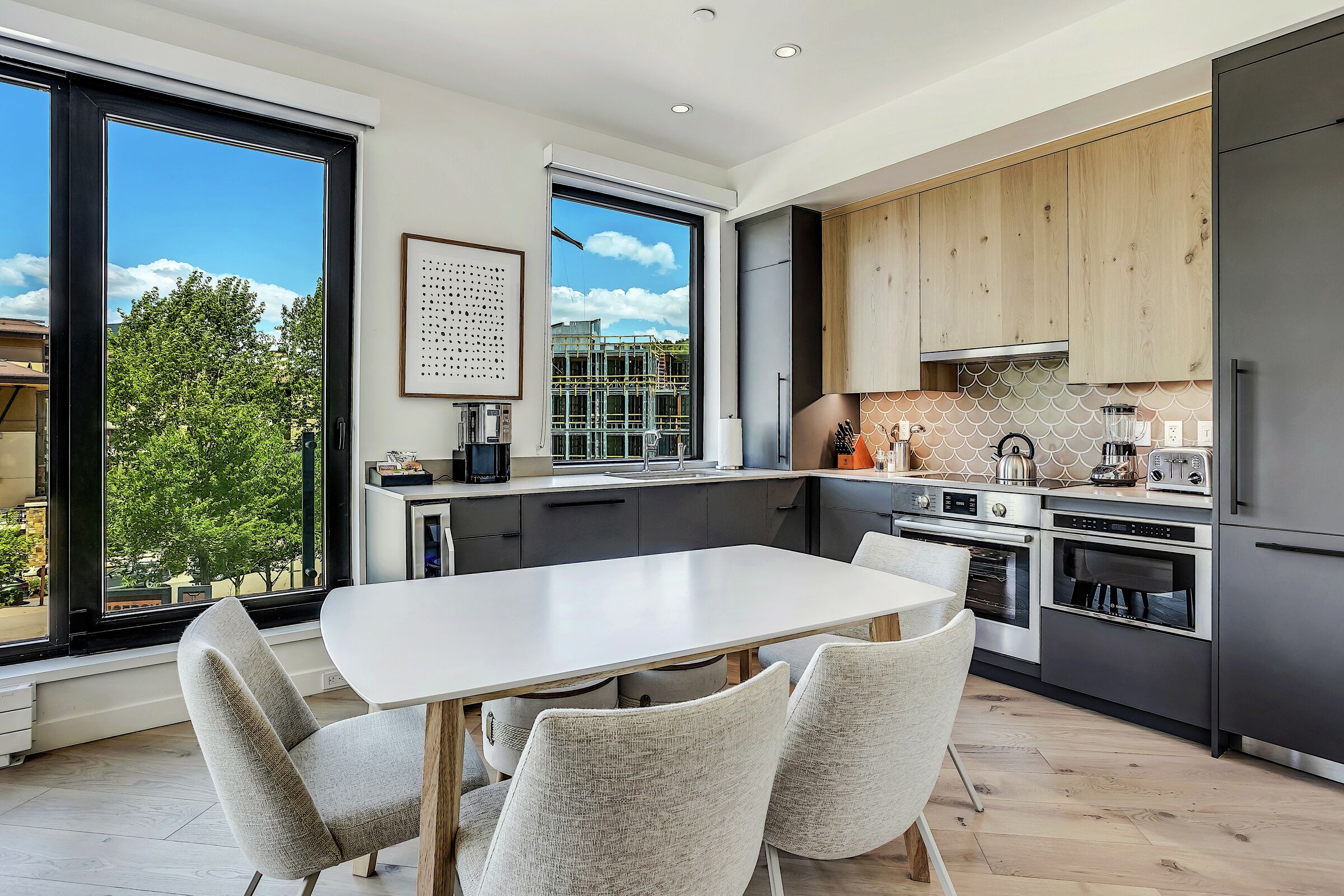 #206 - Dining Room & Kitchen