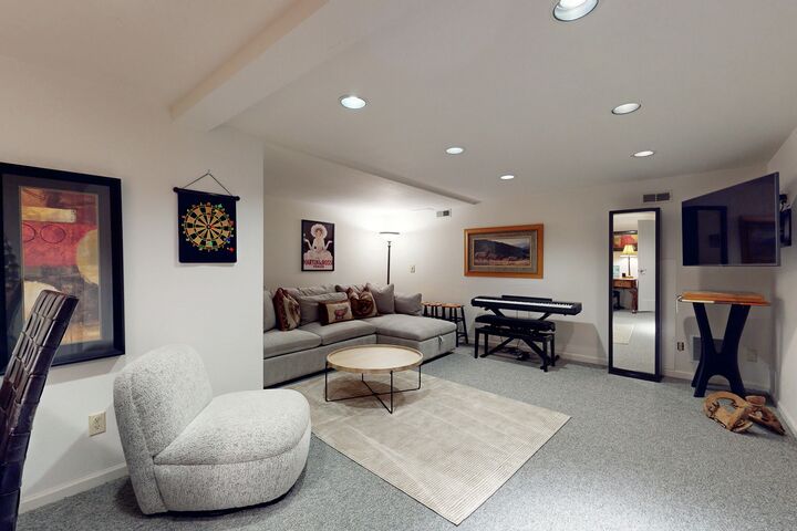 4 Bdrm + Den 5.5 Bath HT - Family Room