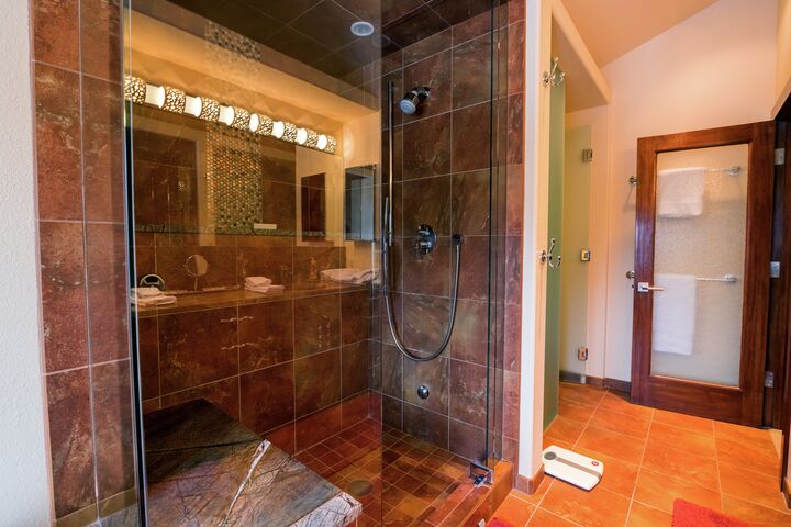 4 Bdrm + Den 5.5 Bath HT - Master Ensuite Bathroom