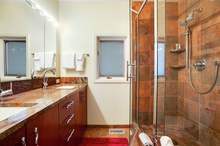 4 Bdrm + Den 5.5 Bath HT - Ensuite Bathroom