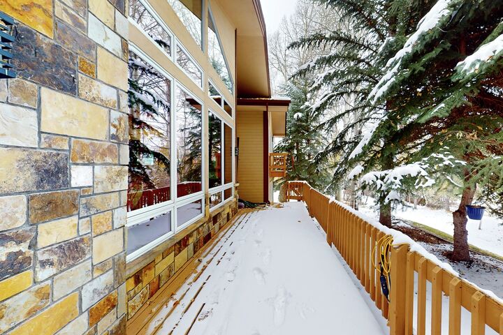 4 Bdrm + Den 5.5 Bath HT - Balcony