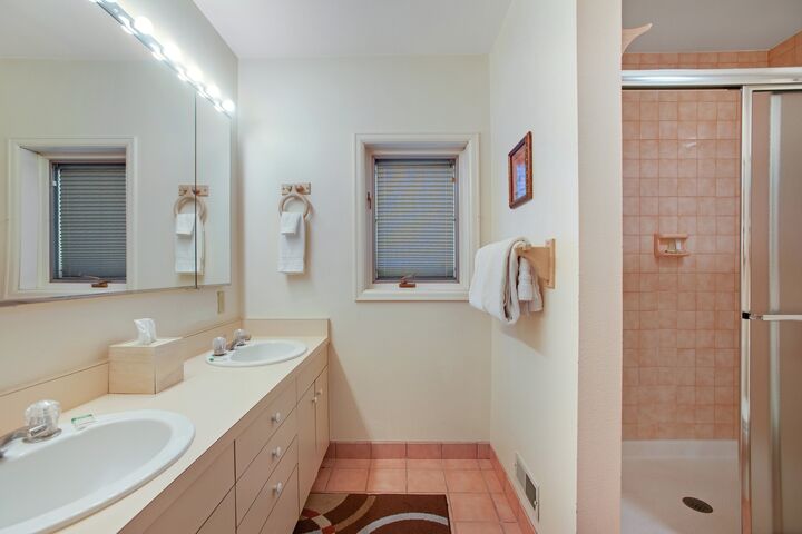4 Bdrm + Den 5.5 Bath HT - Ensuite Bathroom